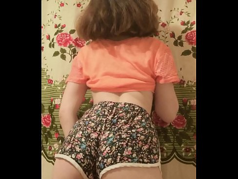 ❤️ Tânără sexy care se dezbracă de pantaloni scurți în fața camerei de filmat ️ at us ☑
