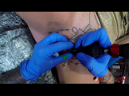 ❤️ Sully Savage, o bunăciune extrem de tatuată, și-a făcut un tatuaj pe clitorisul ei ️ at us ☑